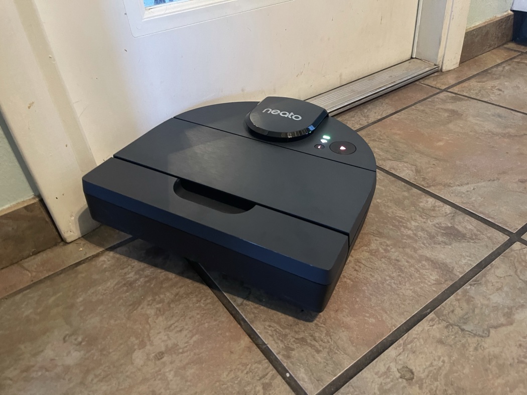 Neato D8 Intelligent Robot Vacuum Review | PCMag