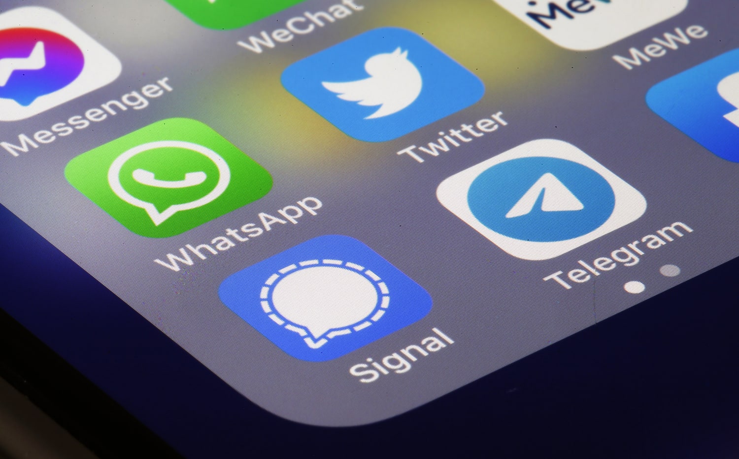 WhatsApp growth slumps as rivals Signal, Telegram rise