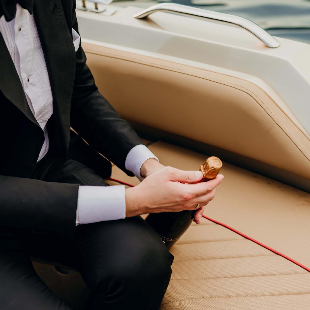 Passager tenant une bouteille de champagne à bord d’un bateau Paris Seine