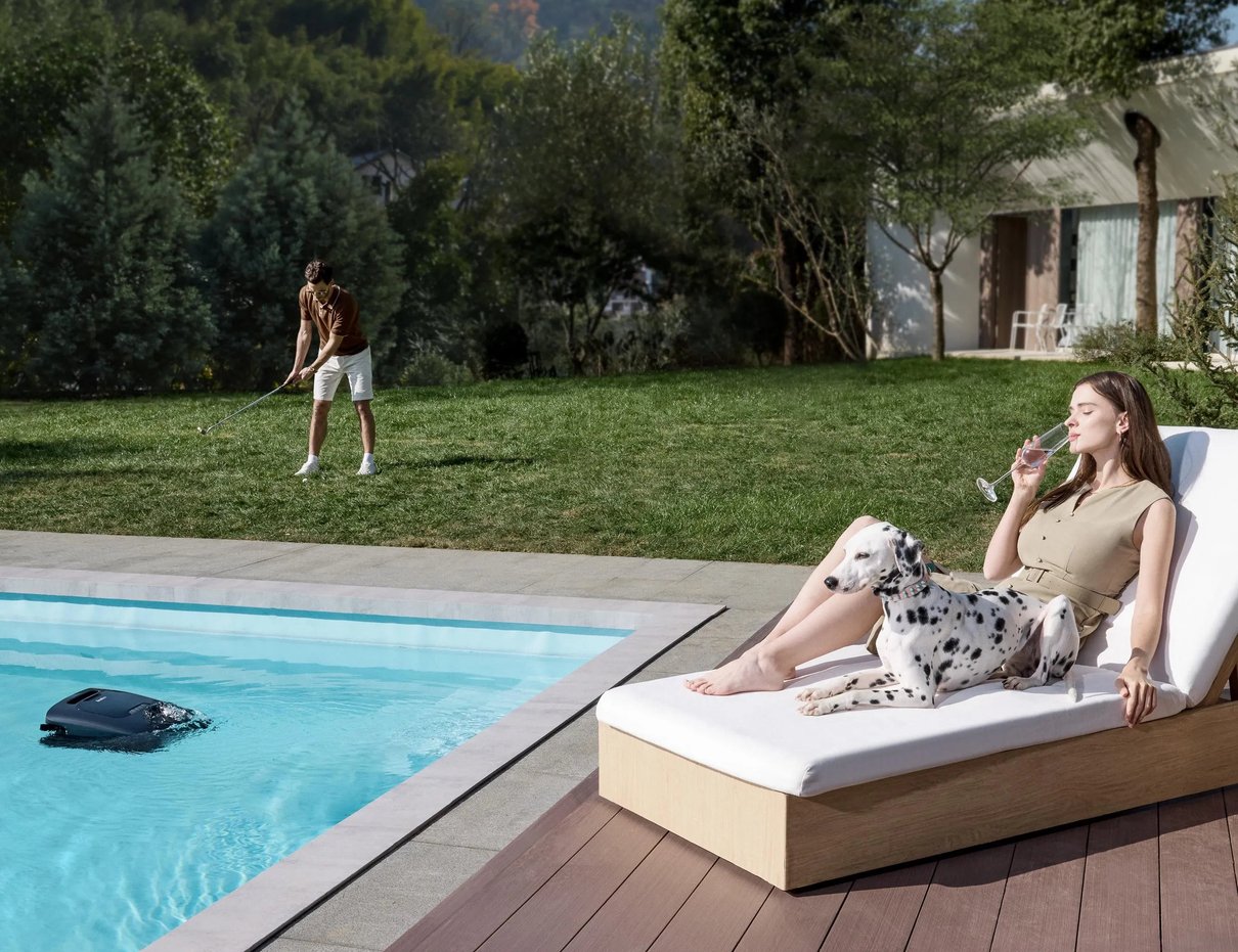 Robot de piscine Beatbot AquaSense 2 Ultra en situation dans une piscine