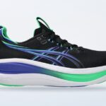 Scarpe da running Asics Gel Nimbus 28 su fondo neutro
