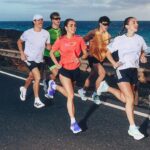 Gruppo di runner che corre insieme all'aperto