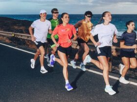 Gruppo di runner che corre insieme all'aperto
