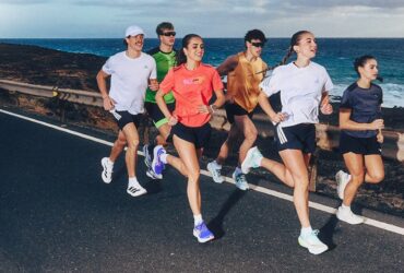 Gruppo di runner che corre insieme all'aperto