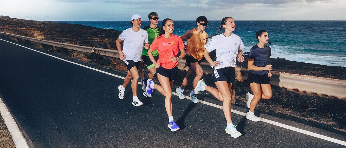 Gruppo di runner che corre insieme all'aperto