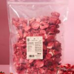 Gefriergetrocknete Erdbeerscheiben von Korodrogerie in einer Produktaufnahme