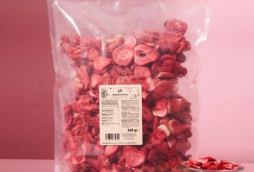 Gefriergetrocknete Erdbeerscheiben von Korodrogerie in einer Produktaufnahme