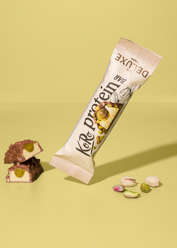 Proteinriegel mit Pistazienfüllung und losen Pistazien