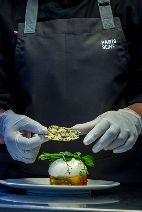 Plat de gastronomie française servi pendant une croisière Paris Seine