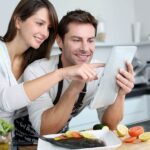 Person bei der Planung eines gesunden Ernährungsziels im Sommer