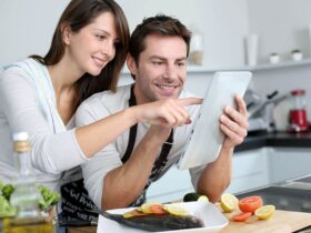 Person bei der Planung eines gesunden Ernährungsziels im Sommer