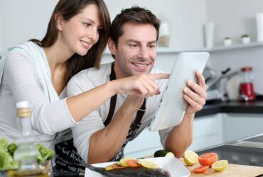 Person bei der Planung eines gesunden Ernährungsziels im Sommer