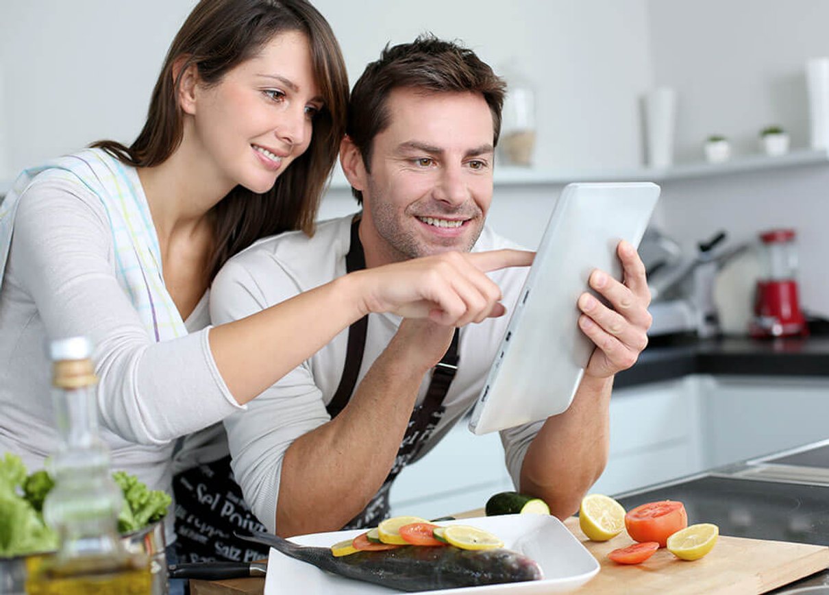 Person bei der Planung eines gesunden Ernährungsziels im Sommer