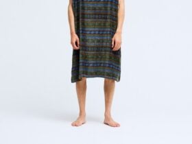 Billabong hooded changing poncho in dark colour