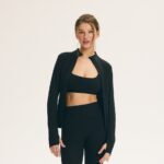 Modelka w czarnej bluzie sportowej Warm Up Esotiq