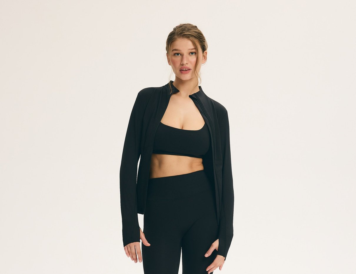 Modelka w czarnej bluzie sportowej Warm Up Esotiq