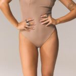 Beżowe body Esotiq SLAY na modelce