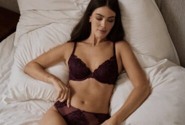 Modelka w bordowej bieliźnie Esotiq na łóżku