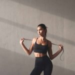 Czarny sportowy top Esotiq NO BOUNCE na modelce