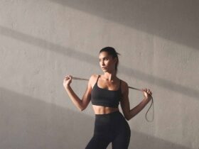 Czarny sportowy top Esotiq NO BOUNCE na modelce