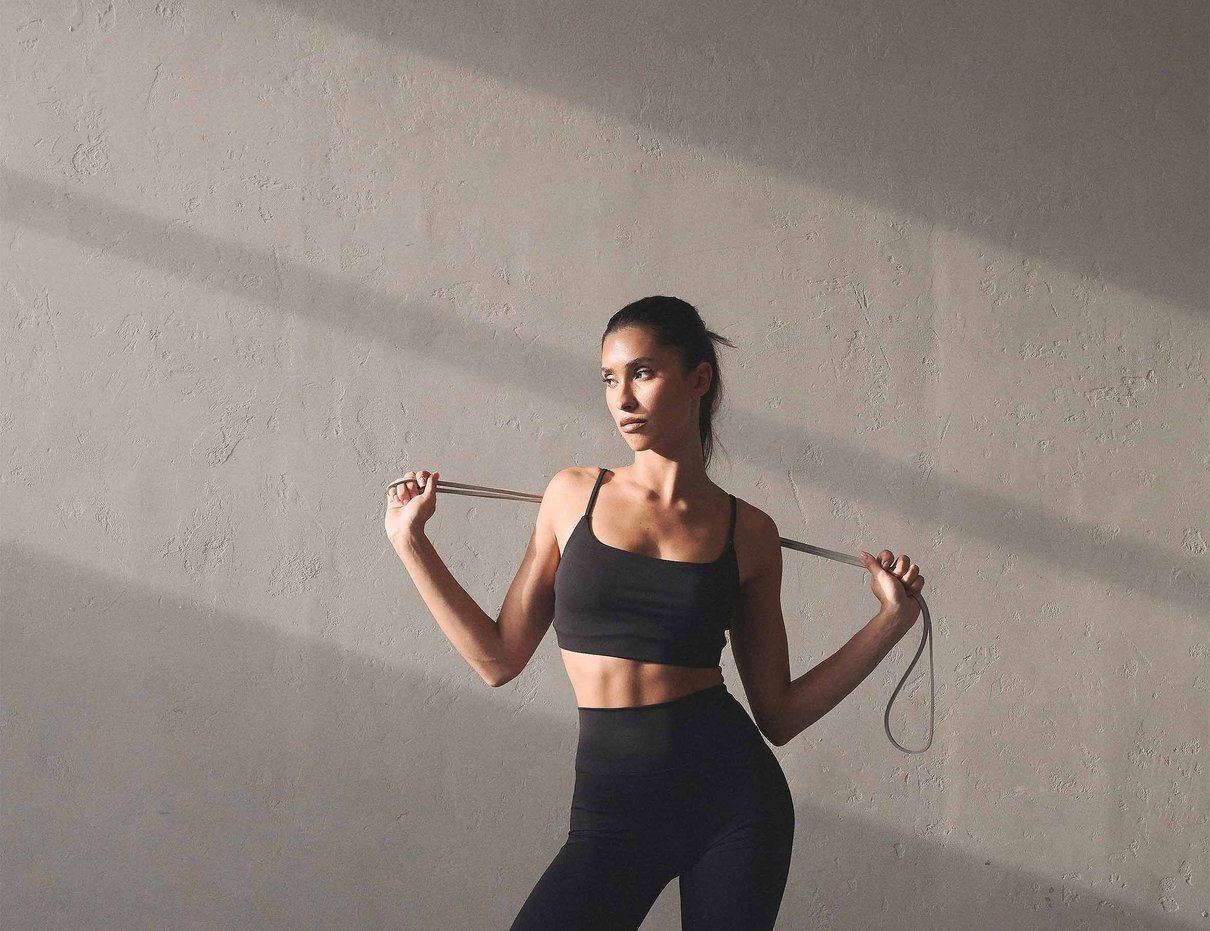 Czarny sportowy top Esotiq NO BOUNCE na modelce