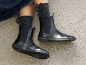 Person trägt Groundies Barfußschuhe in einer Outdoor-Szene