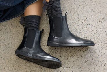 Person trägt Groundies Barfußschuhe in einer Outdoor-Szene