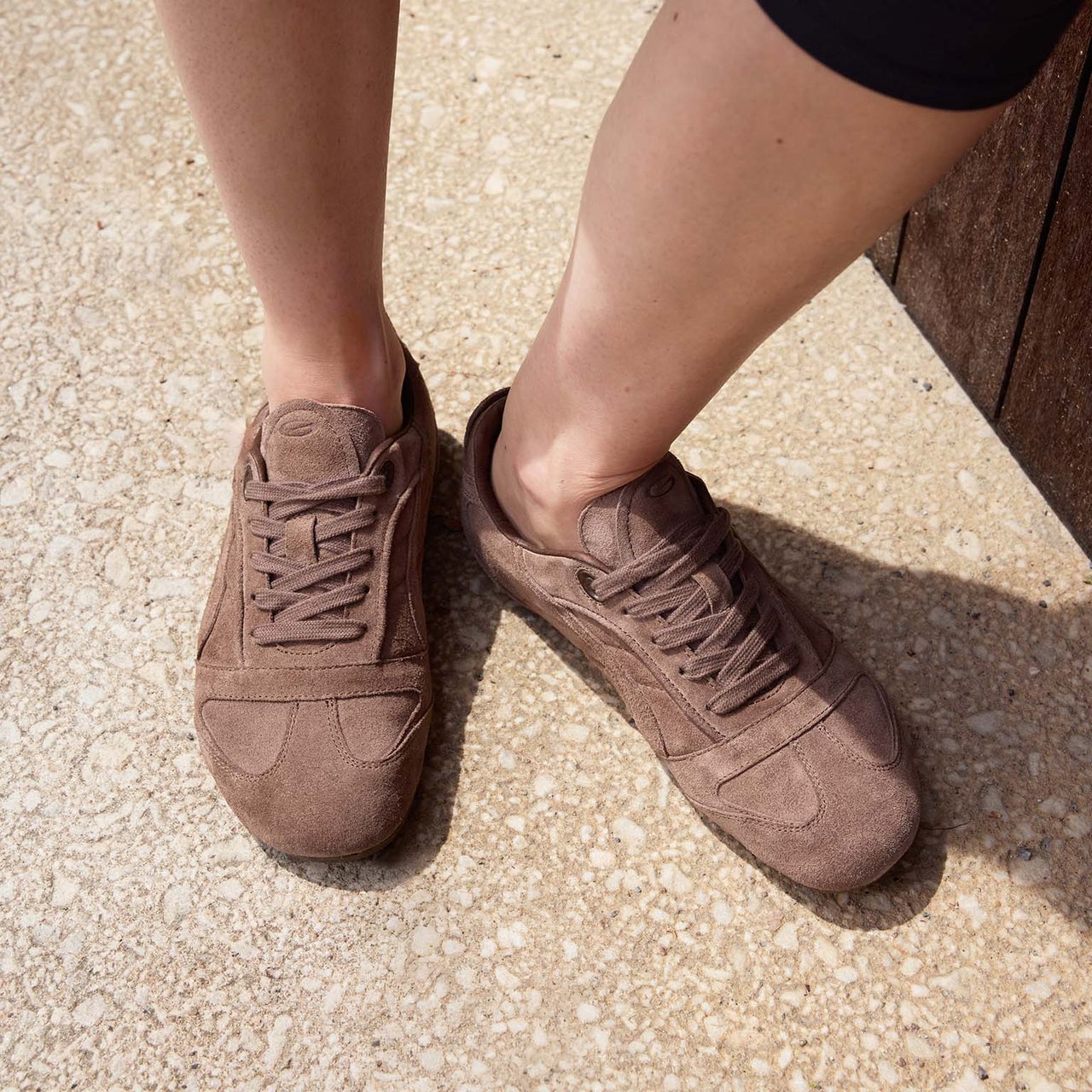 Groundies Shade Sneaker in einer Alltagsszene