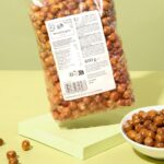 Hand hält knusprige Brezel Kugeln