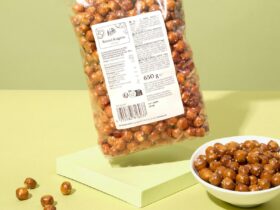 Hand hält knusprige Brezel Kugeln