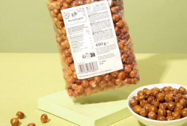 Hand hält knusprige Brezel Kugeln