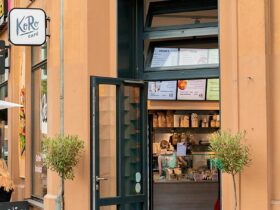 KoRo Café Szene vor einem Restaurant in Berlin