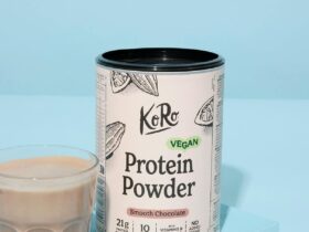 Packung Vegan Protein Powder Smooth Chocolate von Korodrogerie neben einem Glas