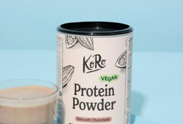 Packung Vegan Protein Powder Smooth Chocolate von Korodrogerie neben einem Glas